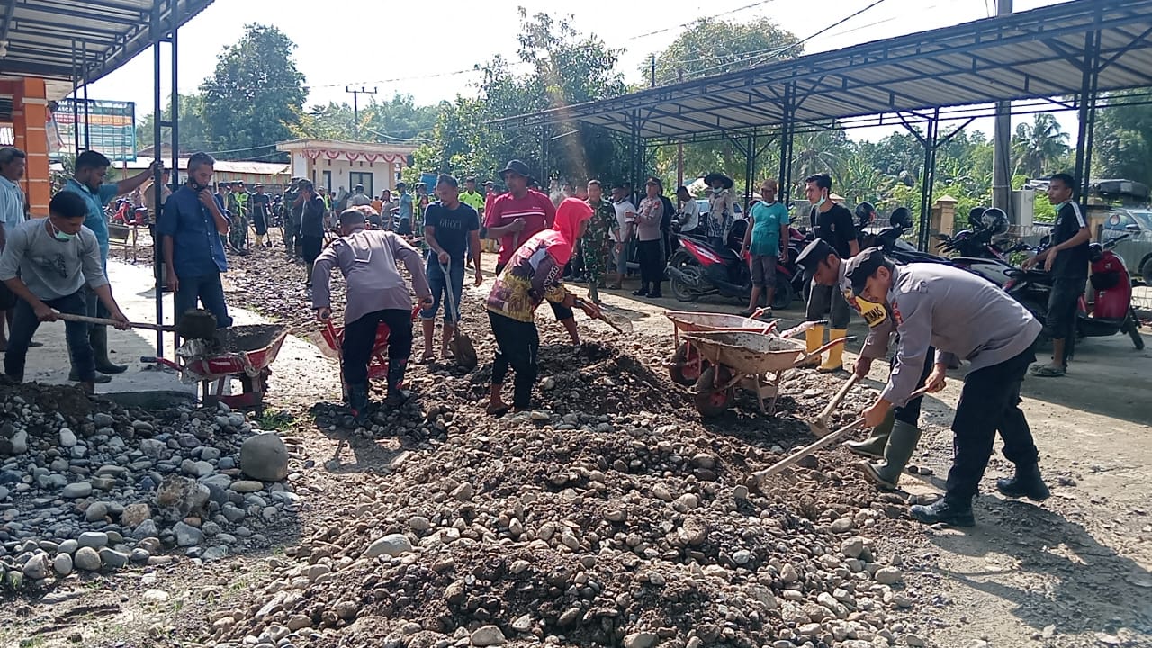 Polsek Kembang Tanjung Gelar Gotong Royong, Bersihkan Fasilitas Publik Pasca Banjir