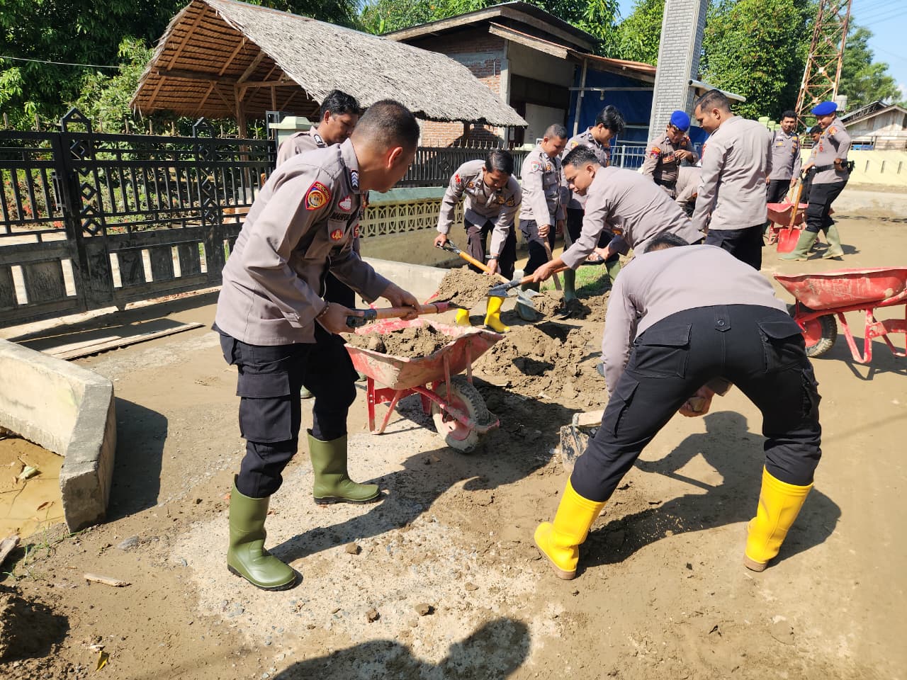 Personel Polres Pidie Laksanakan Pembersihan Jalan di Gampong Rambot Adan