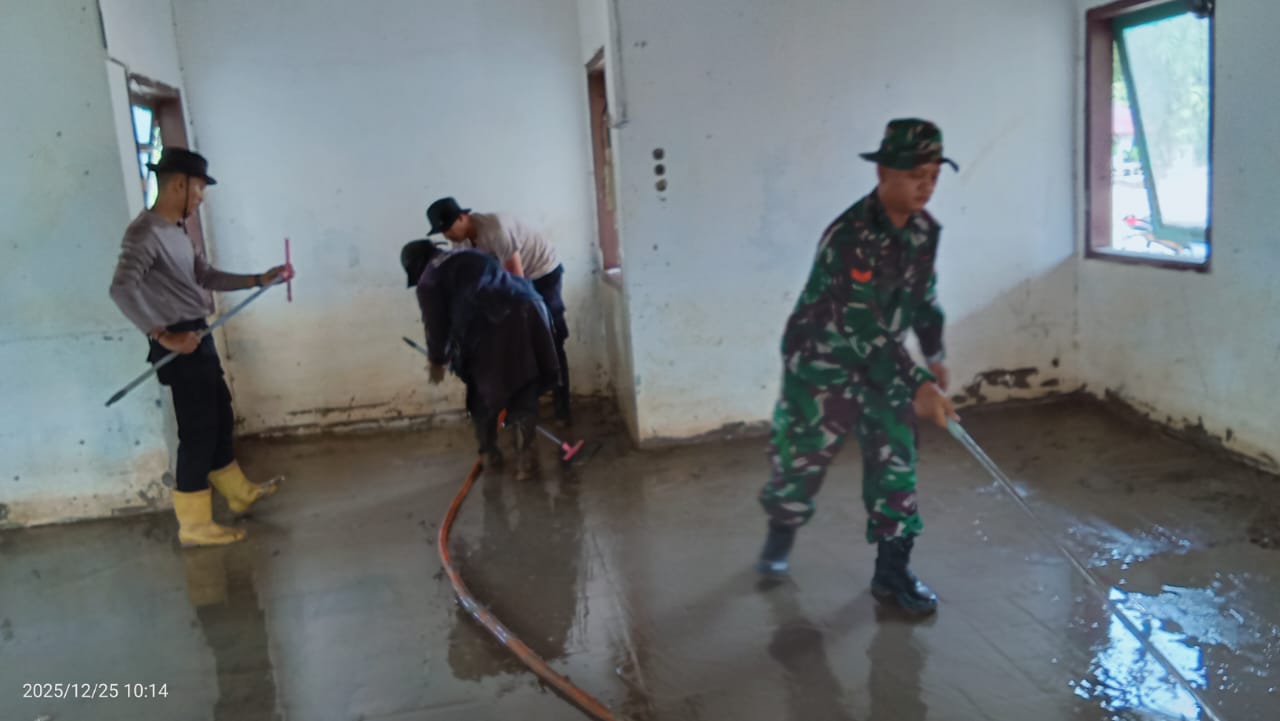 ‎Masa Pemulihan Pasca Bencana, Kodim 0107/Aceh Selatan Turunkan Personel Bantu Pembersihan Desa Lhok Raya