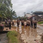 Polres Aceh Selatan bersama Masyarakat, BPBD, Kompi Brimob melanjutkan gotong royong Bersihkan Sungai dan Jalan Pasca Bencana