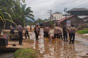 Polres Aceh Selatan bersama Masyarakat, BPBD, Kompi Brimob melanjutkan gotong royong Bersihkan Sungai dan Jalan Pasca Bencana