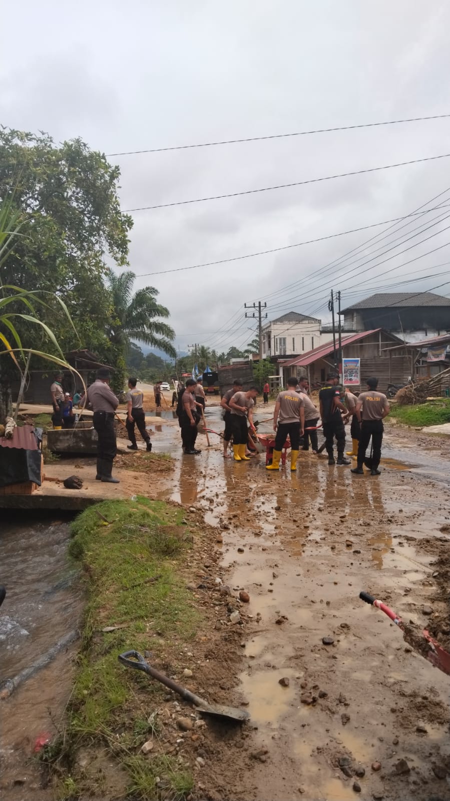Polres Aceh Selatan bersama Masyarakat, BPBD, Kompi Brimob melanjutkan gotong royong Bersihkan Sungai dan Jalan Pasca Bencana