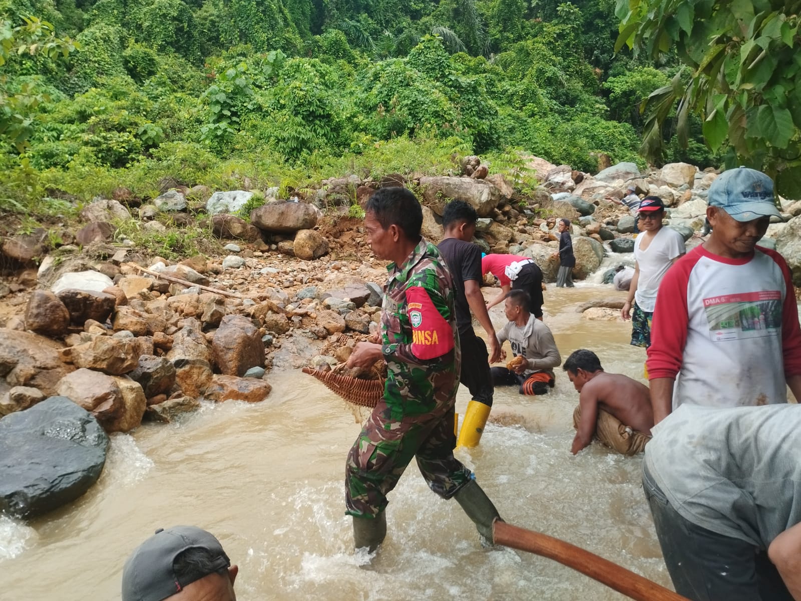 ‎Banjir Kembali Melanda, TNI Hadir di Garda Terdepan Pemulihan Trumon Tengah