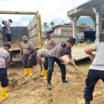 Polres Aceh Selatan Bersama BPBD, Damkar, Brimob dan Masyarakat Terus Laksanakan Gotong Royong Pemulihan Pasca banjir di Trumon