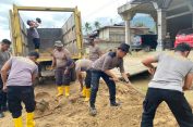 Polres Aceh Selatan Bersama BPBD, Damkar, Brimob dan Masyarakat Terus Laksanakan Gotong Royong Pemulihan Pasca banjir di Trumon
