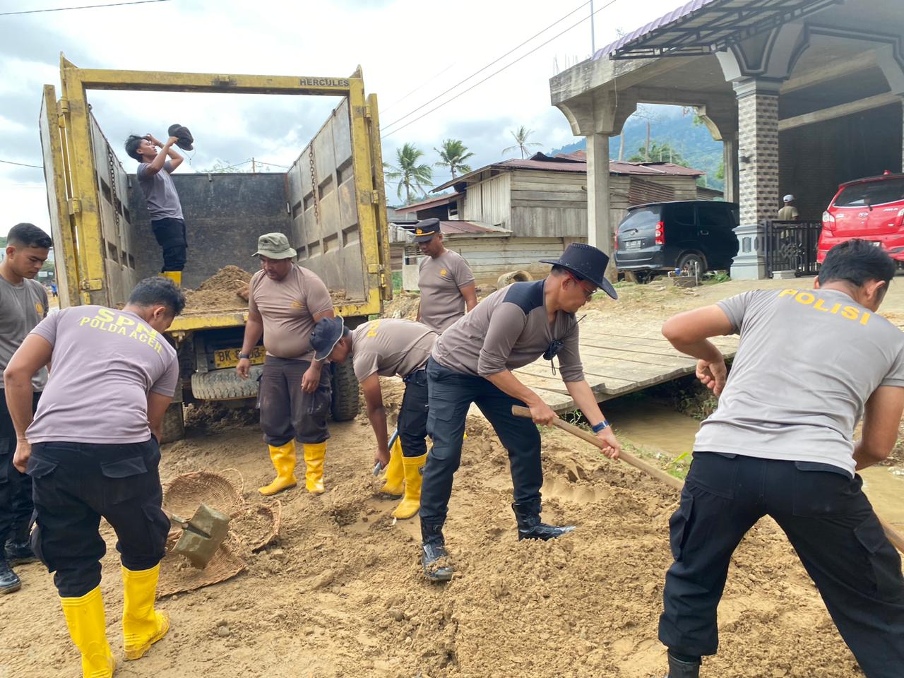Polres Aceh Selatan Bersama BPBD, Damkar, Brimob dan Masyarakat Terus Laksanakan Gotong Royong Pemulihan Pasca banjir di Trumon