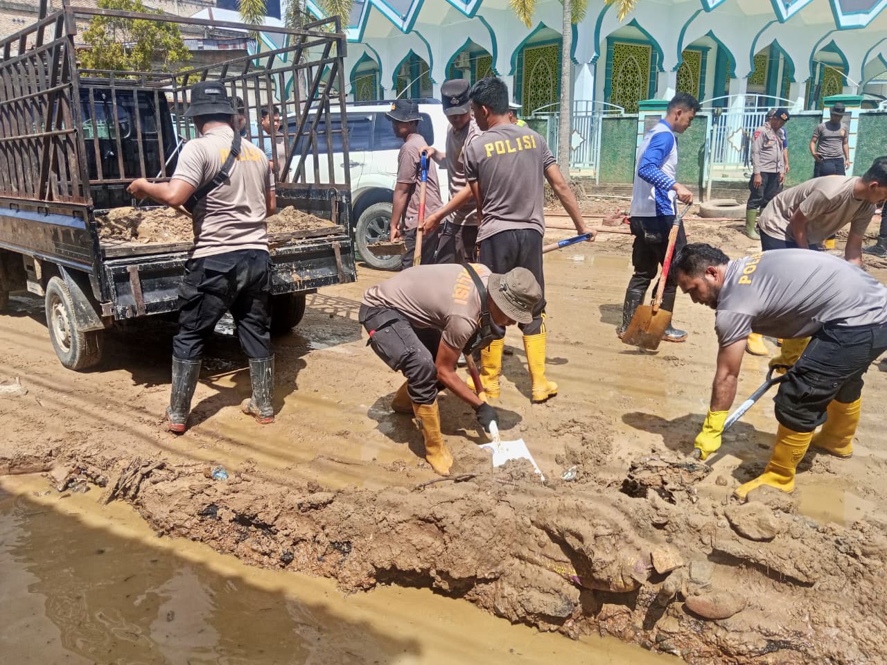 Polres Aceh Selatan Bersama BPBD, Brimob, dan Damkar Terus Lakukan Pembersihan Sisa Material Banjir Bandang di Trumon Tengah
