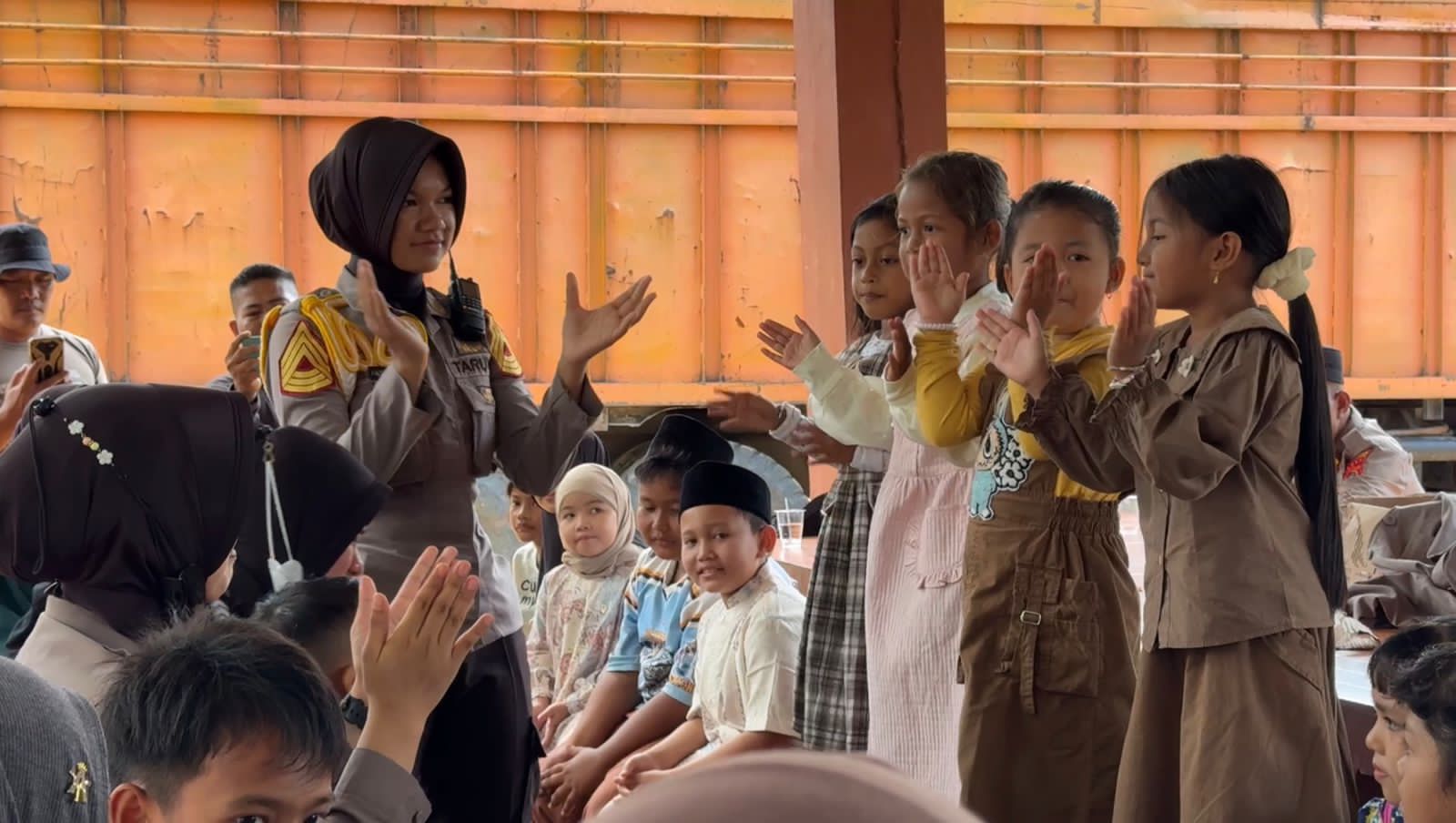 Taruni Akpol Bersama Polres Aceh Selatan Laksanakan Trauma Healing untuk Anak-anak Korban Banjir Bandang di Trumon Tengah