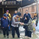 Kapolres Aceh Selatan dan Anggota DPR RI Komisi XIII Salurkan Bantuan untuk Korban Banjir di Trumon