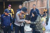 Kapolres Aceh Selatan dan Anggota DPR RI Komisi XIII Salurkan Bantuan untuk Korban Banjir di Trumon
