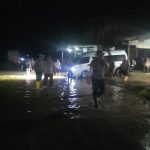 Kapolres Aceh Selatan Tetap Siaga Hingga Malam Hari di Tengah Hujan Deras Untuk Urai Kemacetan Akibat Banjir di Jalur Nasional kec. Trumon