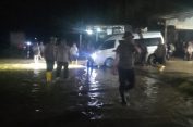 Kapolres Aceh Selatan Tetap Siaga Hingga Malam Hari di Tengah Hujan Deras Untuk Urai Kemacetan Akibat Banjir di Jalur Nasional kec. Trumon