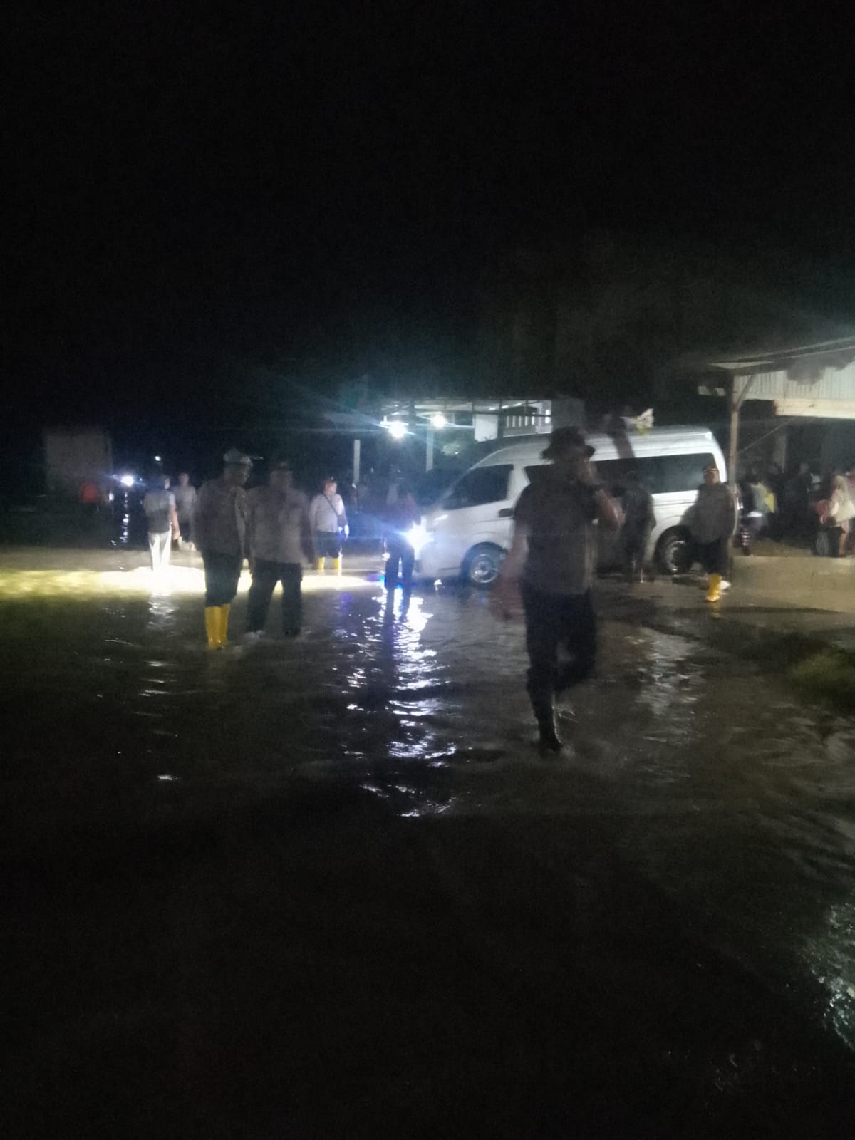 Kapolres Aceh Selatan Tetap Siaga Hingga Malam Hari di Tengah Hujan Deras Untuk Urai Kemacetan Akibat Banjir di Jalur Nasional kec. Trumon