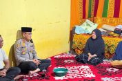 Kapolres Aceh Selatan Kunjungi Rumah Duka Nelayan Meninggal di Laut, Serahkan Santunan untuk Keluarga Korban