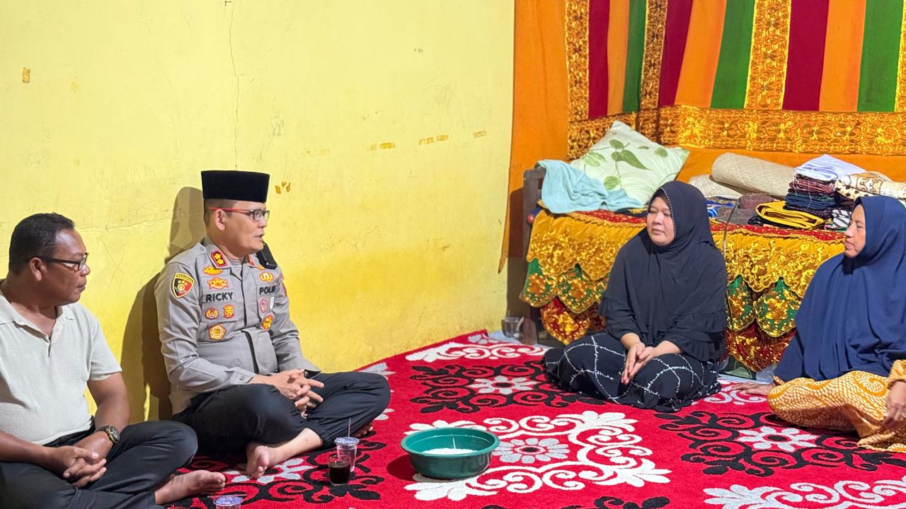 Kapolres Aceh Selatan Kunjungi Rumah Duka Nelayan Meninggal di Laut, Serahkan Santunan untuk Keluarga Korban