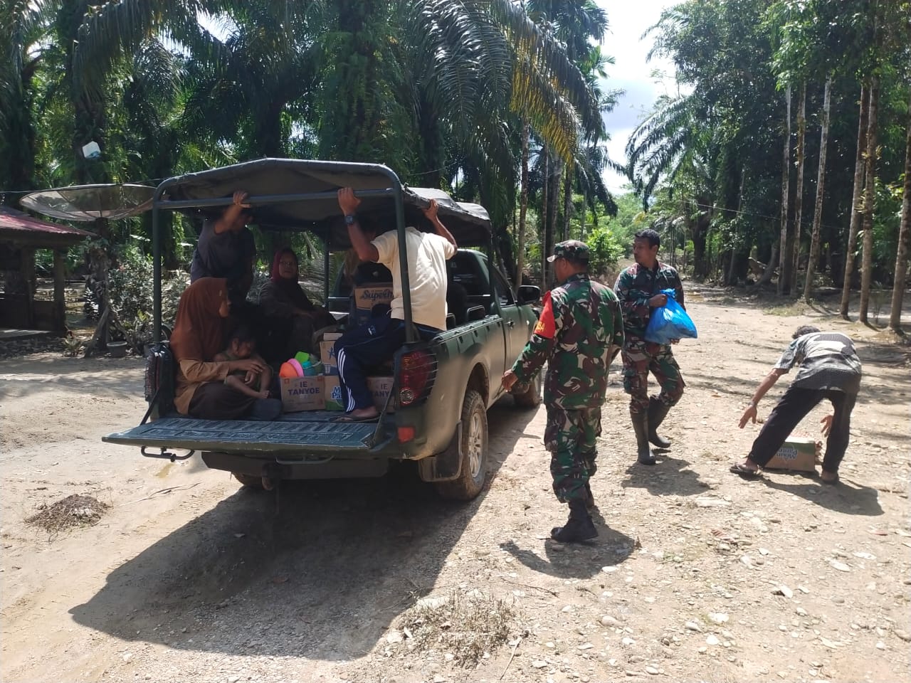 ‎Satgas Gulbencal Aceh Selatan Fasilitasi Kepulangan Pengungsi Menggunakan Kendaraan Taktis TNI