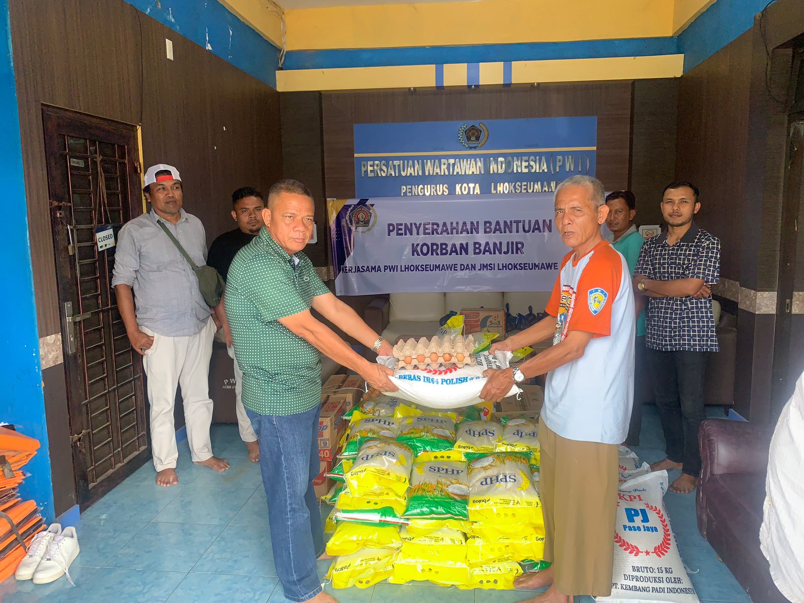 PWI Lhokseumawe dan JMSI Salurkan Bantuan Untuk Wartawan Terdampak Bencana