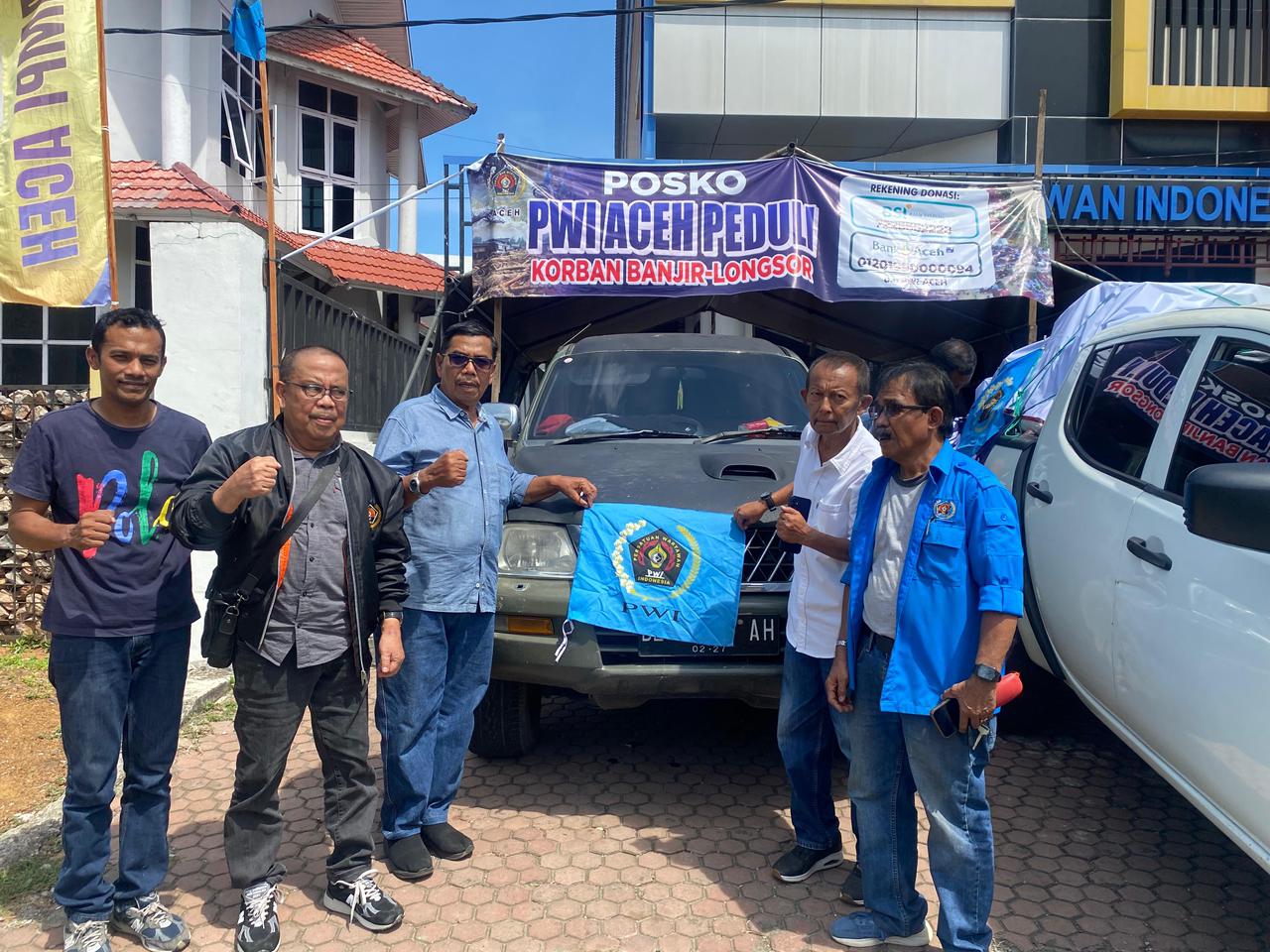 Gunakan Dua Unit Double Cabin, PWI Aceh Distribusikan Bantuan Korban Bencana