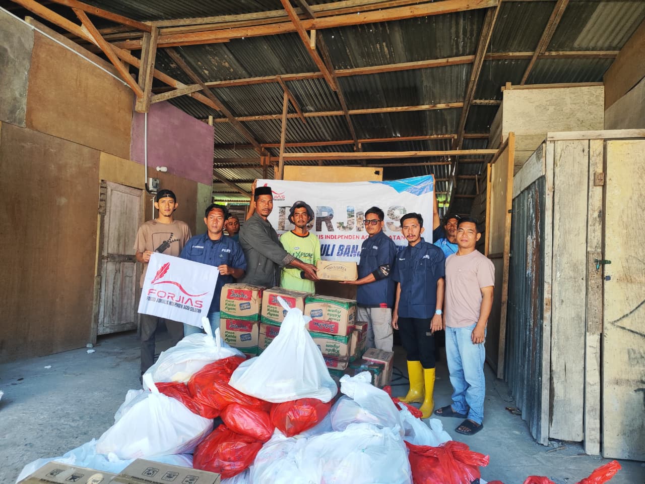 Setelah 24 Jam Berjibaku Menembus Jalur Ekstrem, FORJIAS Antar Bantuan ke Dua Desa Terisolir di Aceh Tengah