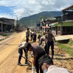 Kapolres Aceh Selatan Kerahkan Seratus personel Bersihkan Material Banjir Bandang di Trumon