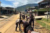 Kapolres Aceh Selatan Kerahkan Seratus personel Bersihkan Material Banjir Bandang di Trumon