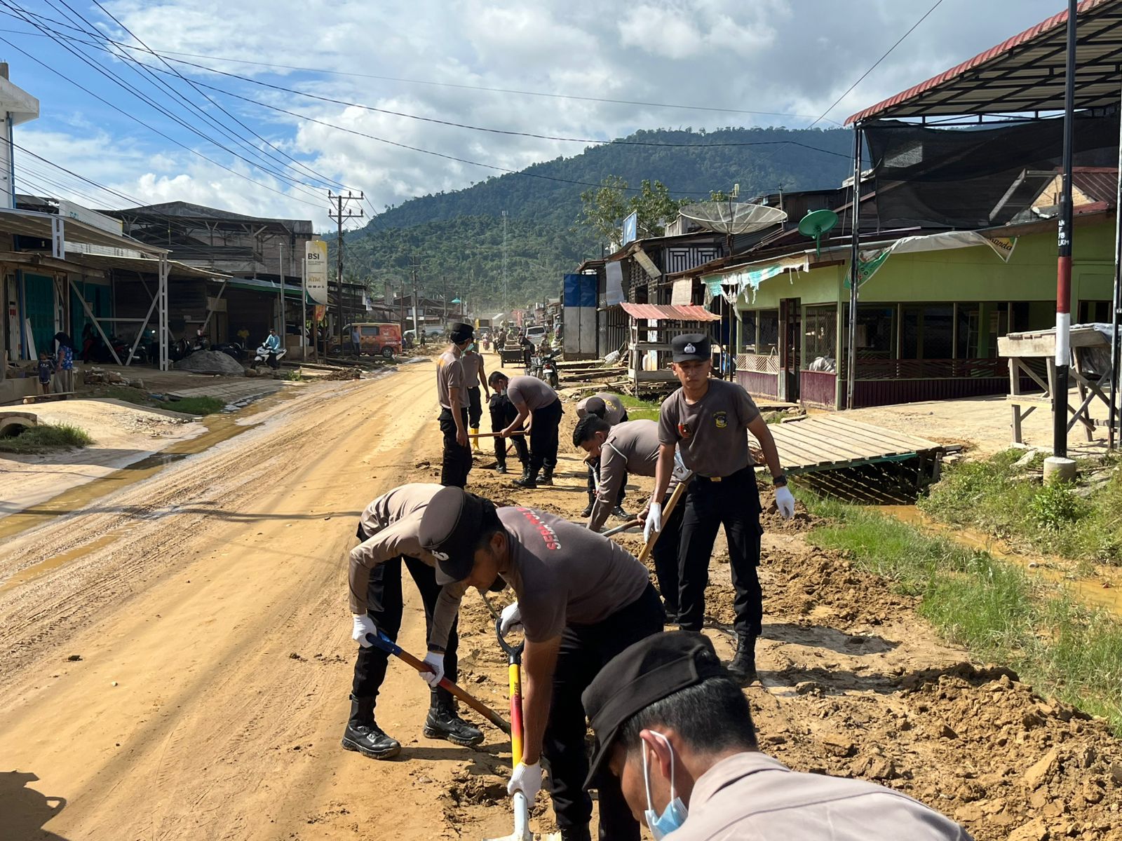 Kapolres Aceh Selatan Kerahkan Seratus personel Bersihkan Material Banjir Bandang di Trumon