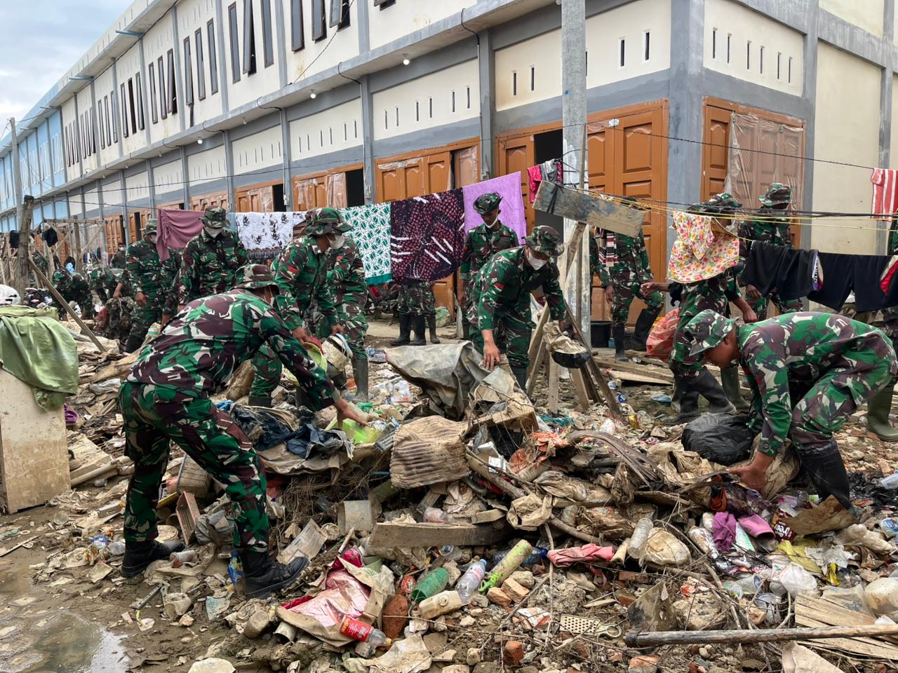 ‎Aksi TNI di Tengah Bencana, Yonif Raider 115/Macan Leuser Turunkan 225 Personel Pulihkan Aceh Tamiang