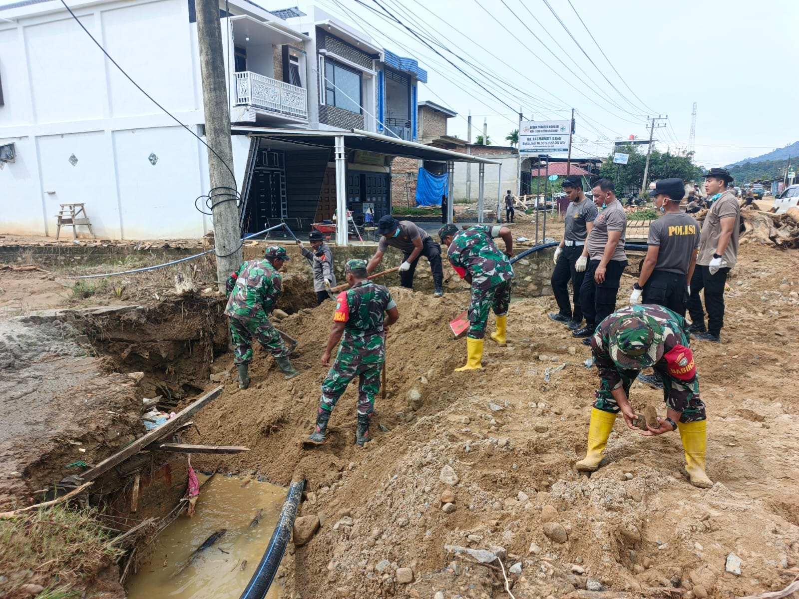 TNI Hadir untuk Rakyat, Kodim 0107/Aceh Selatan Turunkan Personel Bantu Pemulihan Pasca Banjir Trumon Tengah