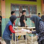 Yayasan Hutan, Alam, dan Lingkungan Aceh (HAkA) Melakukan Aksi Bersih-bersih Sekolah Terdampak Banjir di Aceh Tamiang