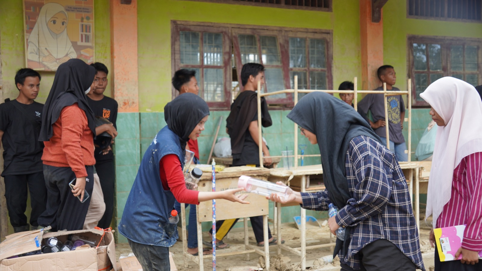 Yayasan Hutan, Alam, dan Lingkungan Aceh (HAkA) Melakukan Aksi Bersih-bersih Sekolah Terdampak Banjir di Aceh Tamiang