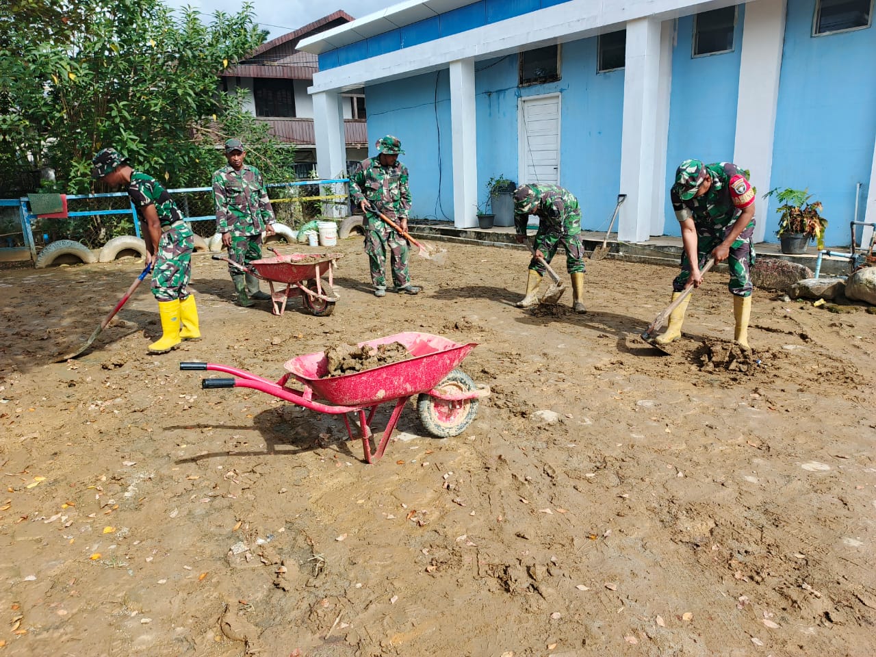 ‎Jejak Lumpur Belum Kering, TNI Pastikan Puskesmas Ladang Rimba Tetap Melayani