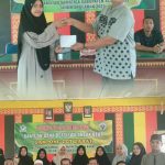 KEUCHIK GAMPONG COT DARAT SERAHKAN BEASISWA ANEUK BEUT