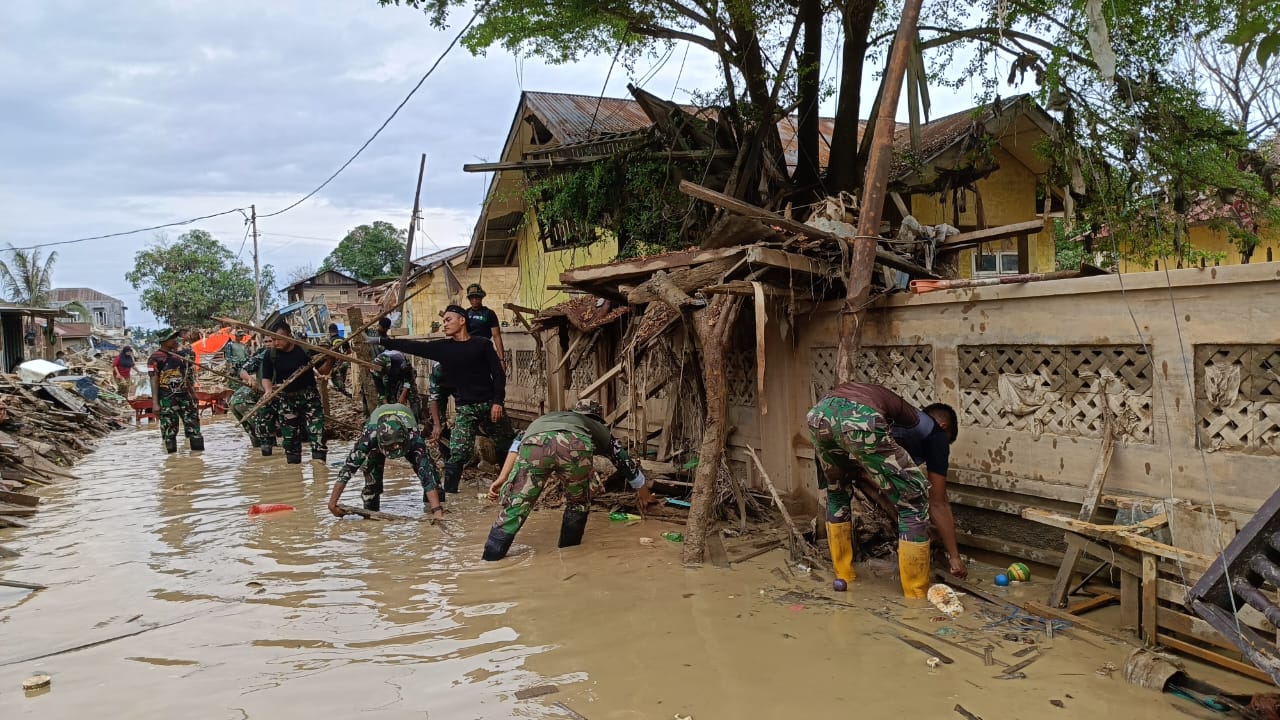 Ratusan Prajurit Yonif 115/ML bersihkan SD Negeri Kota Lintang Aceh Tamiang
