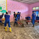 Pasca Banjir, Airud Polda Aceh dan Personil Polsek Tamiang Hulu Bergerak Cepat Membersihkan SDN 1 Tamiang Hulu