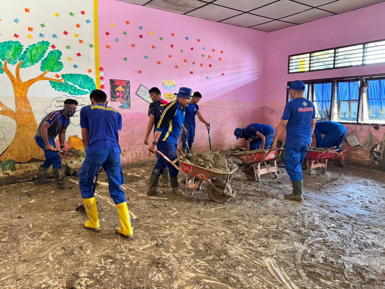 Pasca Banjir, Airud Polda Aceh dan Personil Polsek Tamiang Hulu Bergerak Cepat Membersihkan SDN 1 Tamiang Hulu