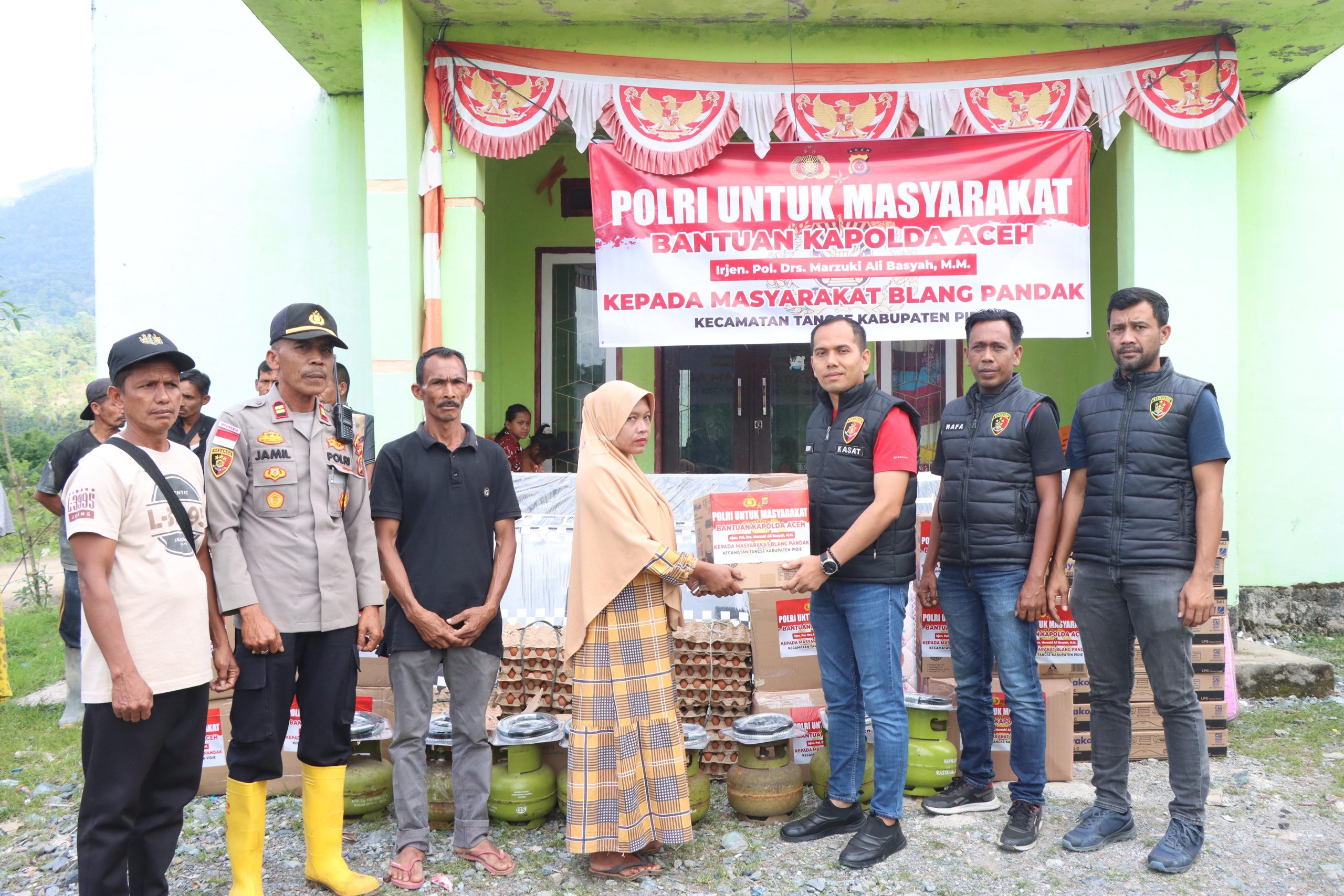 Kasat Reskrim Polres Pidie Serahkan Bantuan Kapolda Aceh Kepada Warga Terdampak Bencana di Gampong Blang Pandak, Tangse