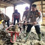 Polres Pidie Kembali Laksanakan Pembersihan Rumah Warga Terdampak Banjir di Kembang Tanjung
