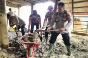 Polres Pidie Kembali Laksanakan Pembersihan Rumah Warga Terdampak Banjir di Kembang Tanjung