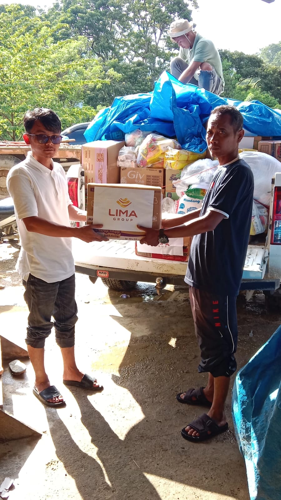 Jalan Putus Total, Relawan LLI Terobos Longsor Demi Gayo Lues