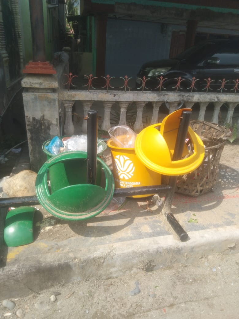 Pengadaan Tong Sampah DLHK Agara Dianggap Berkualitas Buruk, Baru Beberapa Bulan Dipasang Tong Sampah Sudah Rusak
