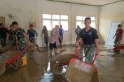Pulihkan Sekolah Pascabencana, Prajurit TNI Bersama Guru dan Siswa Gotong Royong di SMKN 1 Kuala Simpang