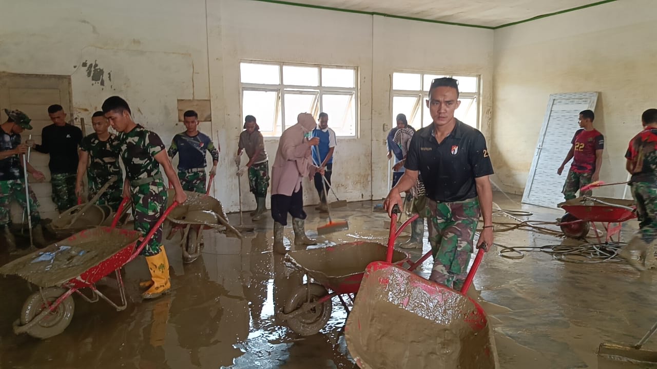 Pulihkan Sekolah Pascabencana, Prajurit TNI Bersama Guru dan Siswa Gotong Royong di SMKN 1 Kuala Simpang