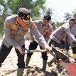 Kapolres Pidie Turun Langsung Pimpin Gotong Royong Bersihkan Lapangan Voli Pasca Banjir