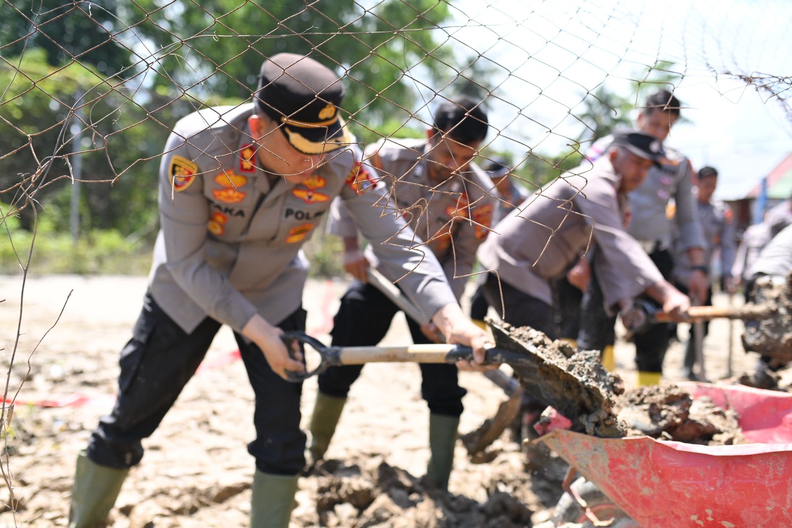 Kapolres Pidie Turun Langsung Pimpin Gotong Royong Bersihkan Lapangan Voli Pasca Banjir