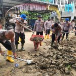 Personel Polres Pidie Bersihkan Halaman Meunasah di Gampong Ulee Tutue Pasca Banjir