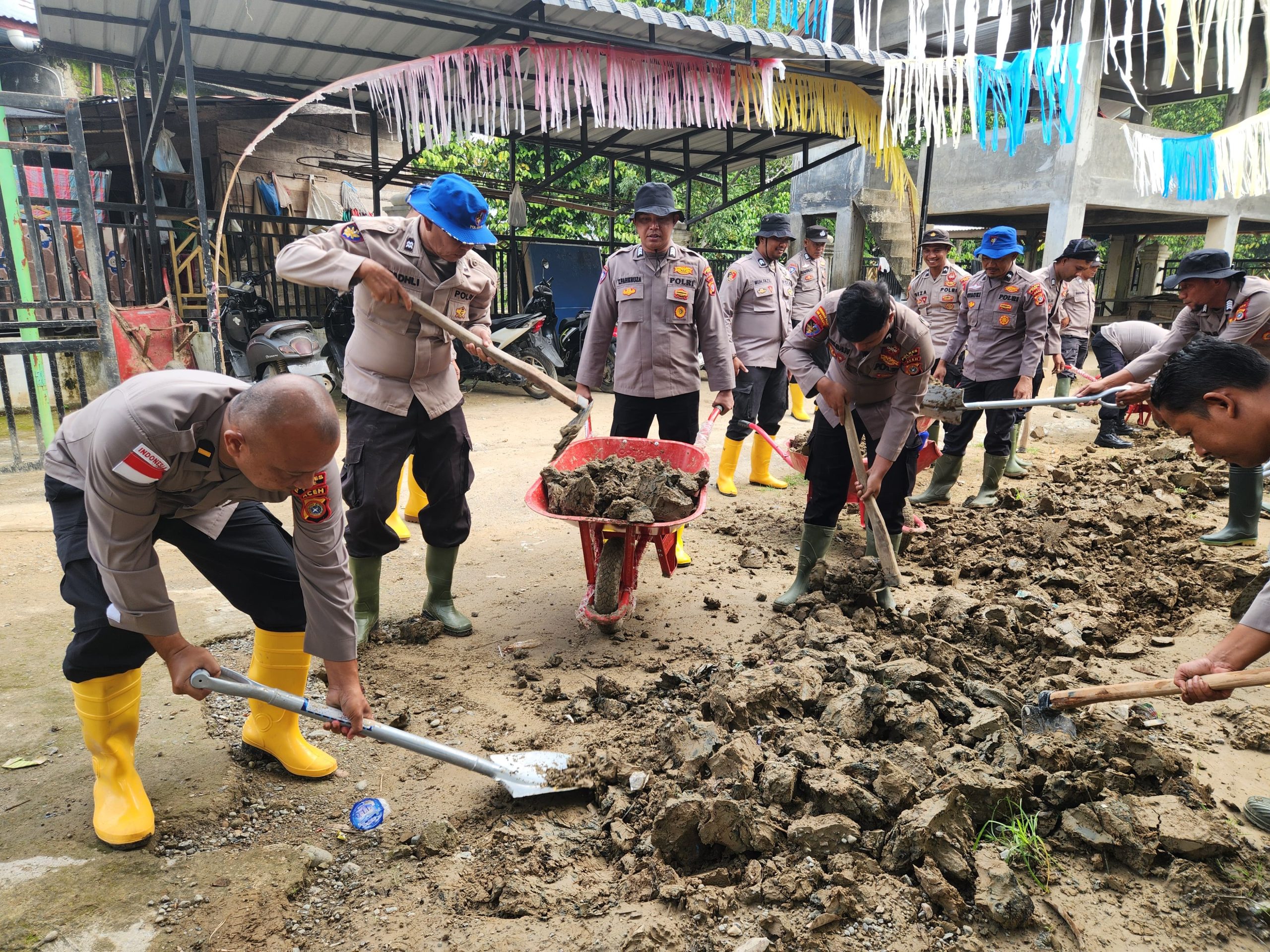 Personel Polres Pidie Bersihkan Halaman Meunasah di Gampong Ulee Tutue Pasca Banjir