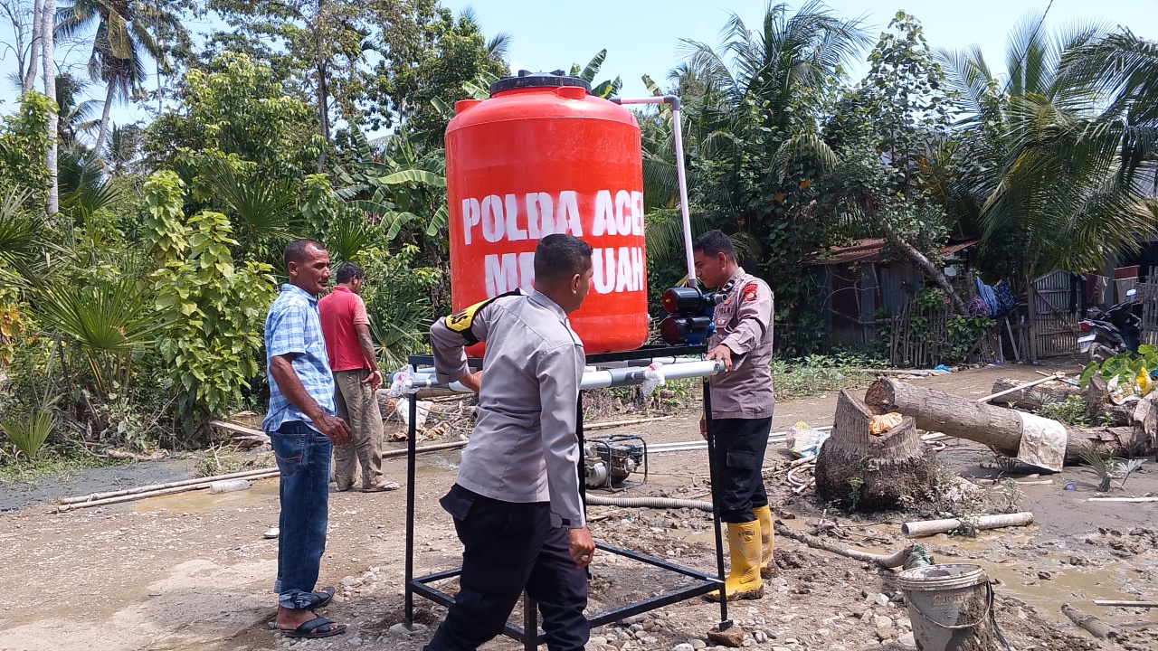 Polres Pidie Serahkan Bantuan Sumur Bor Kapolda Aceh untuk Warga Lamkawe
