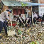 Wujud Kepedulian, Polres Pidie Bantu Bersihkan Rumah Warga Kecamatan Mutiara