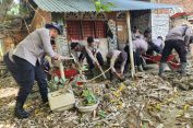 Wujud Kepedulian, Polres Pidie Bantu Bersihkan Rumah Warga Kecamatan Mutiara