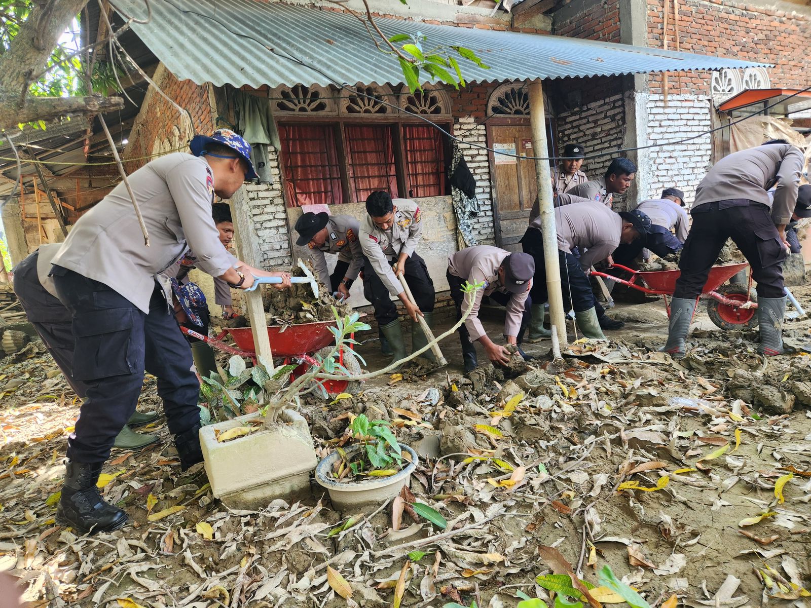 Wujud Kepedulian, Polres Pidie Bantu Bersihkan Rumah Warga Kecamatan Mutiara